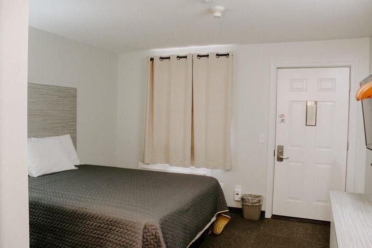 فندق على الطريق Berlin Village Inn