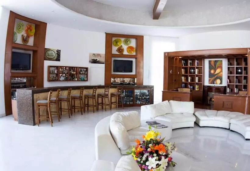 בית מלון כפרי Bel Air Business Salamanca, Trademark By Wyndham