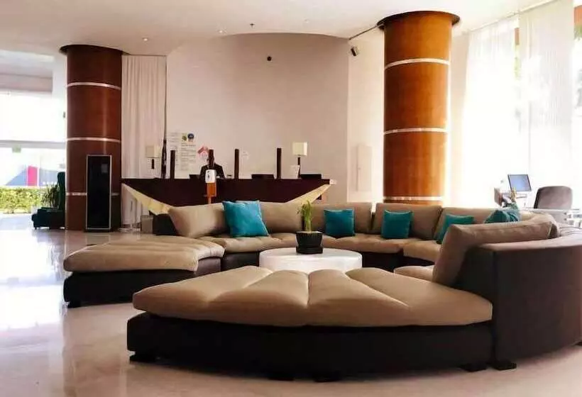 בית מלון כפרי Bel Air Business Salamanca, Trademark By Wyndham