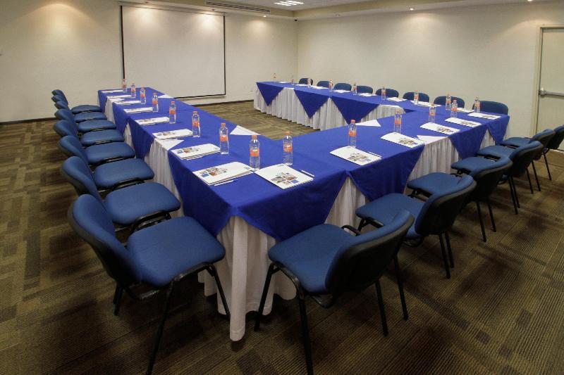 هتل Holiday Inn Express & Suites Irapuato