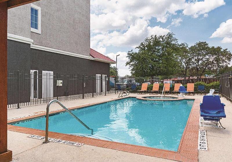 هتل La Quinta By Wyndham San Antonio Northwest