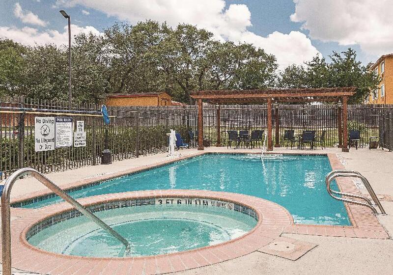 هتل La Quinta By Wyndham San Antonio Northwest