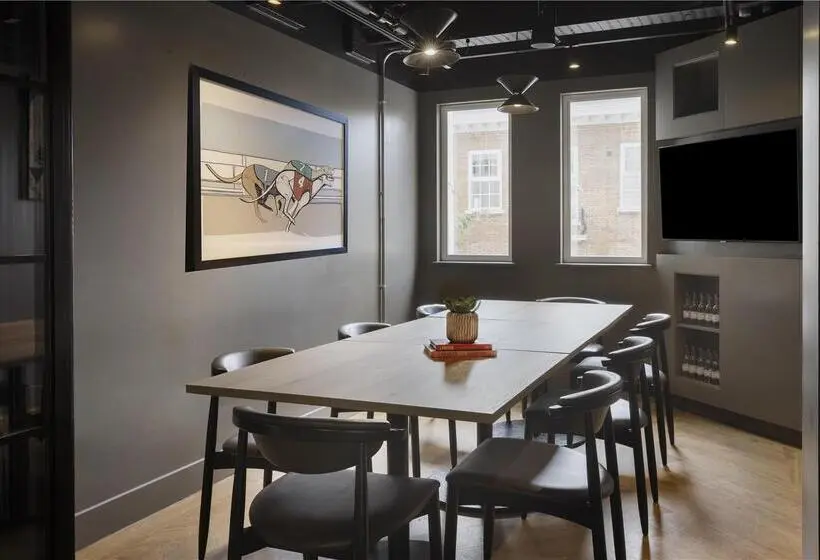 ホテル Spark By Hilton London Romford