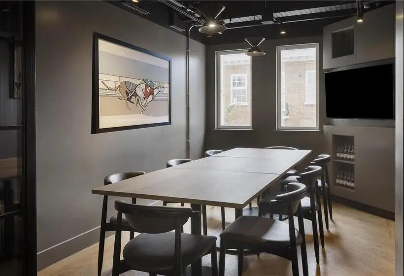 ホテル Spark By Hilton London Romford