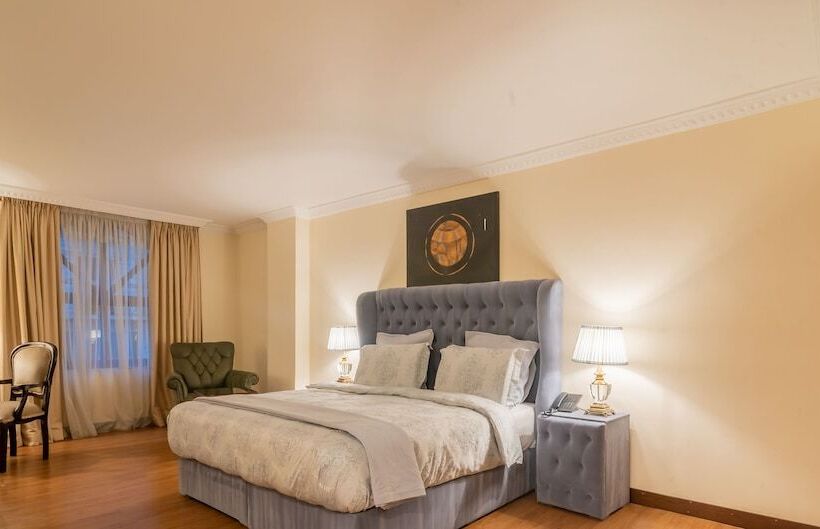 هتل The Grand Palace