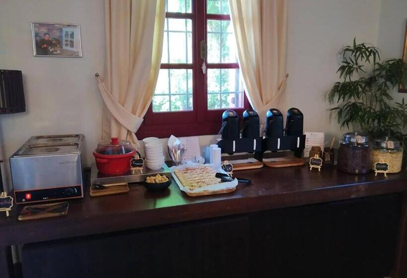 ホテル The Varos Residences