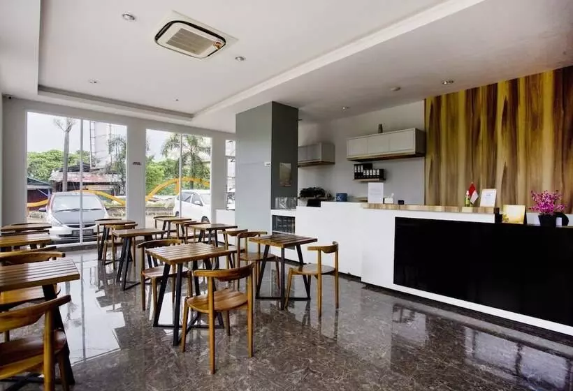 Hotelli Collection O The Regia Tambun