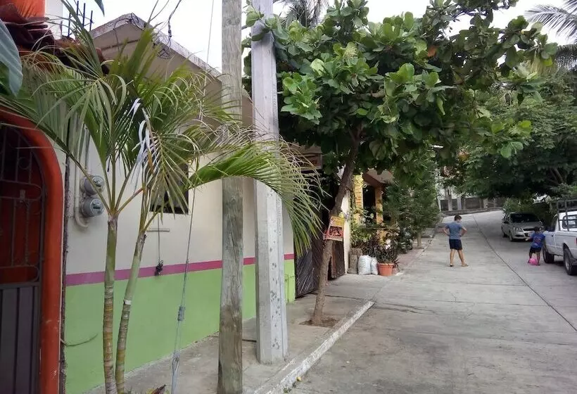 ホテル Air Conditioning, Insurance And Economic Room In Zihuatanejo
