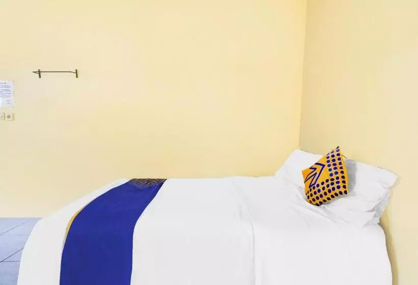 Hotelli Spot On 90701 Kost Syariah Deris