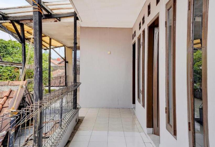 בית מלון כפרי Spot On 90701 Kost Syariah Deris