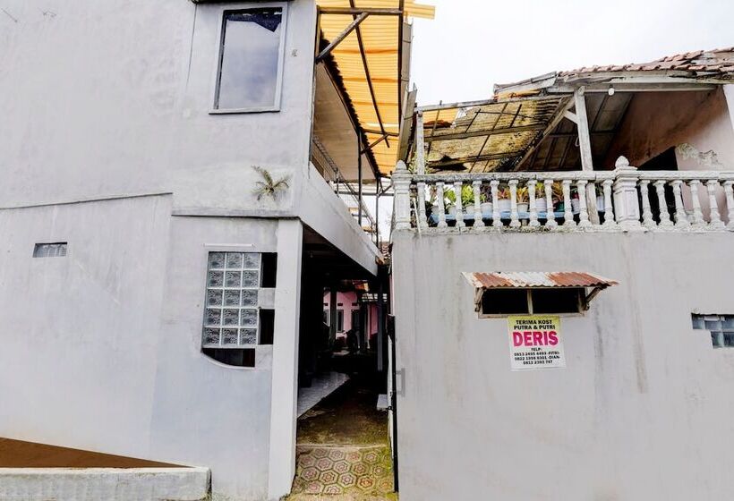 בית מלון כפרי Spot On 90701 Kost Syariah Deris