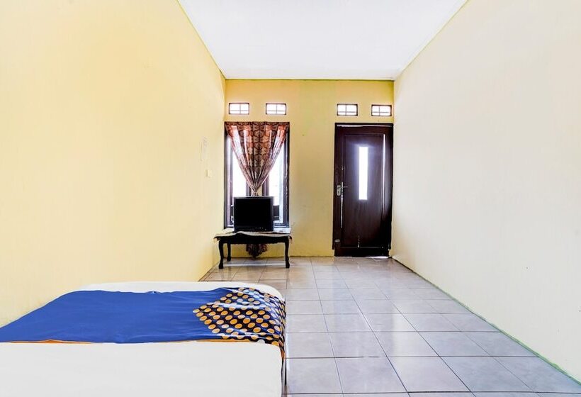 בית מלון כפרי Spot On 90701 Kost Syariah Deris