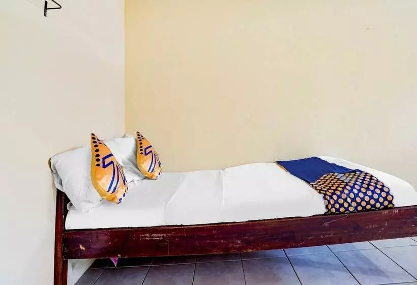 Hotelli Spot On 90701 Kost Syariah Deris