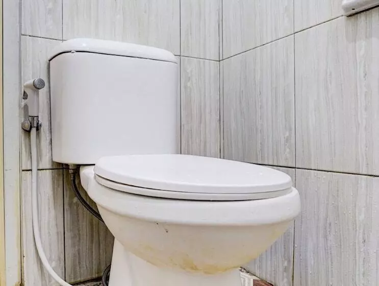 Hotelli Spot On 90701 Kost Syariah Deris