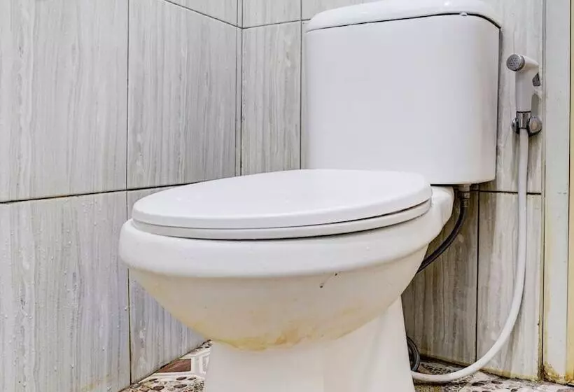 Hotelli Spot On 90701 Kost Syariah Deris