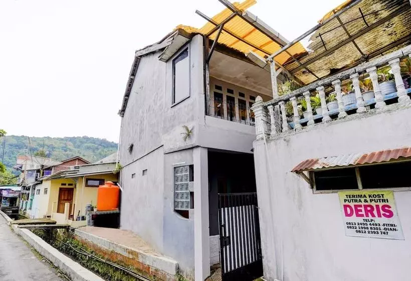 Hotelli Spot On 90701 Kost Syariah Deris