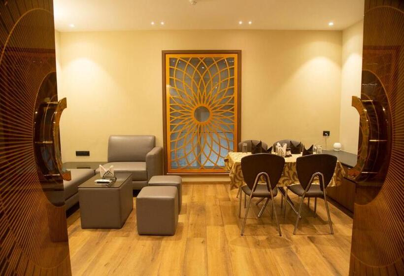 Golden Park Hotel & Resort