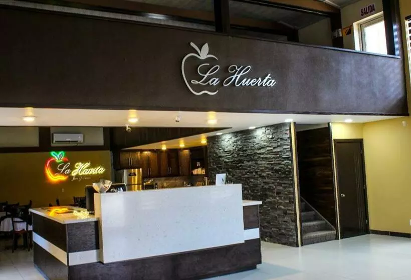 Hotelli La Huerta Inn & Suites