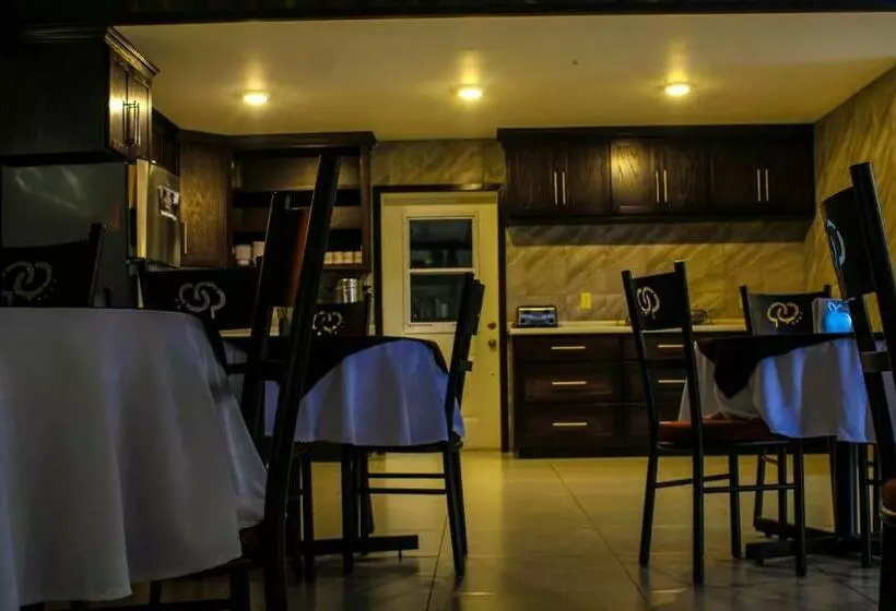 Hotelli La Huerta Inn & Suites