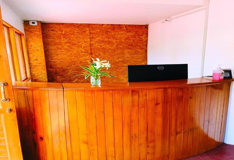 Отель Martins Crest