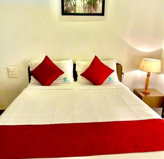 Отель Martins Crest