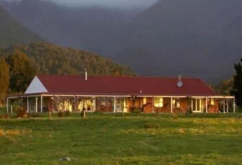 בית מלון כפרי Misty Peaks Guesthouse