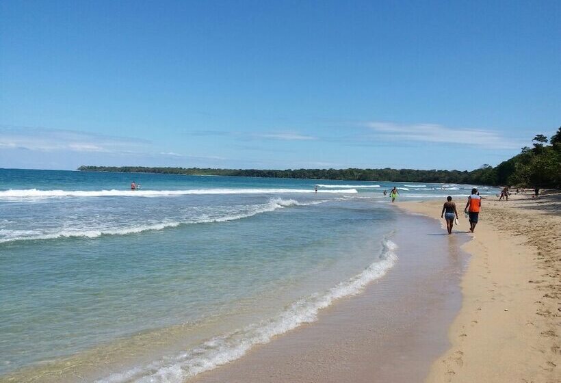 هتل Cahuita Lodge