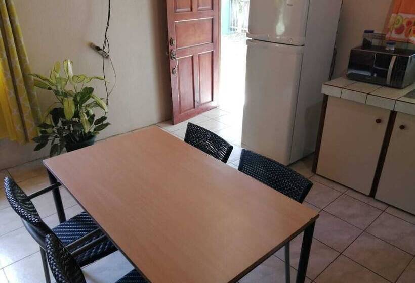 هتل Cahuita Lodge