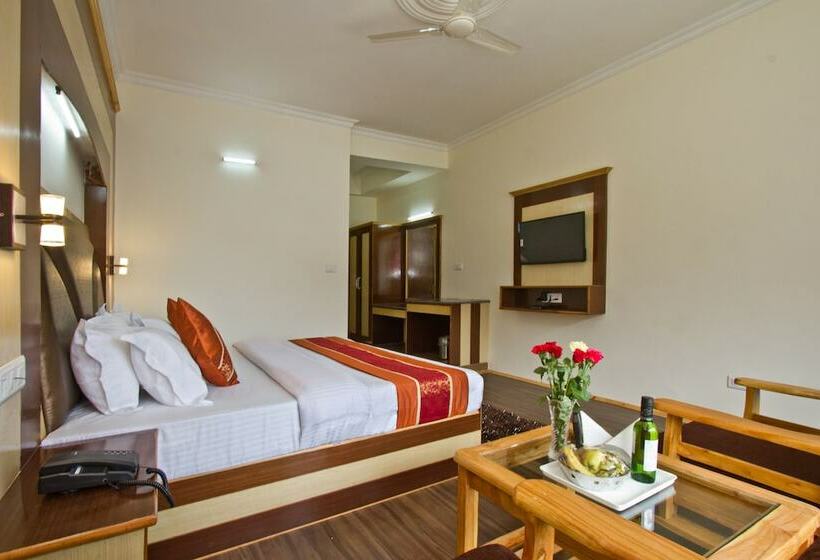 Отель Manali Green