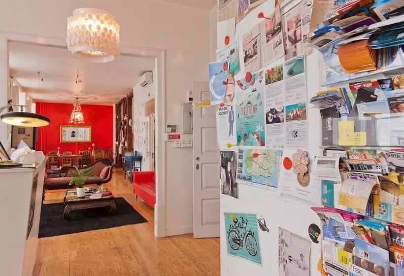 هتل Living Lounge Hostel