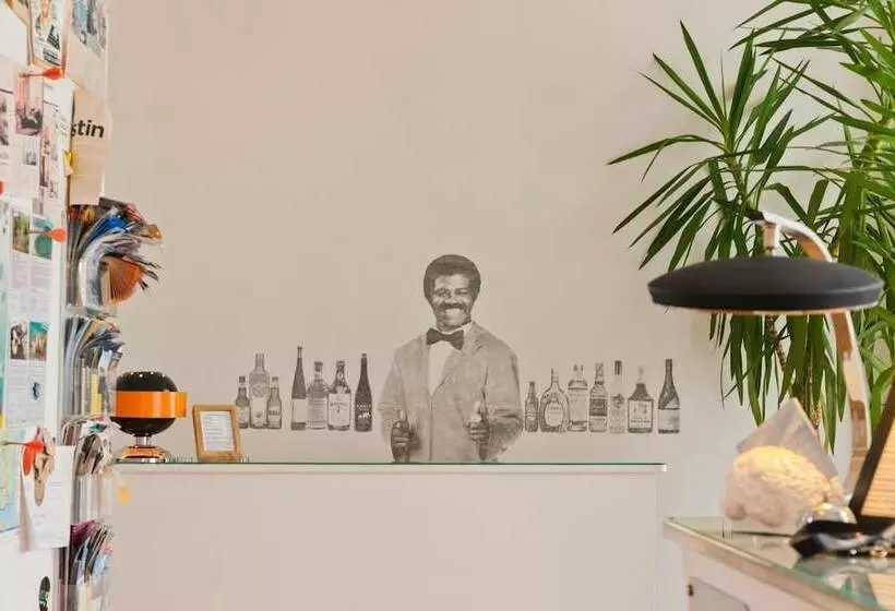 هتل Living Lounge Hostel