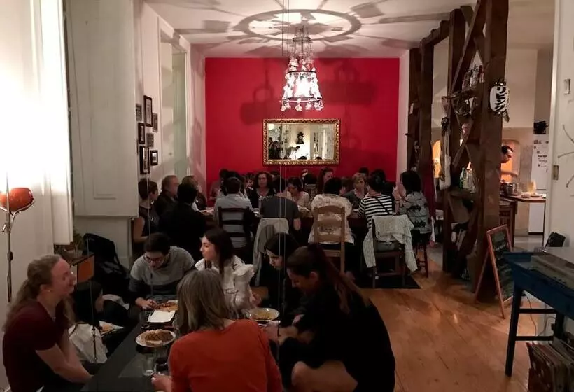 هتل Living Lounge Hostel