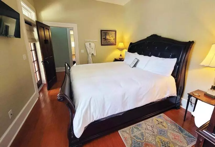 Aamiaismajoitus (B&B) Stardust Room At The Camellia Rose Inn Downtown