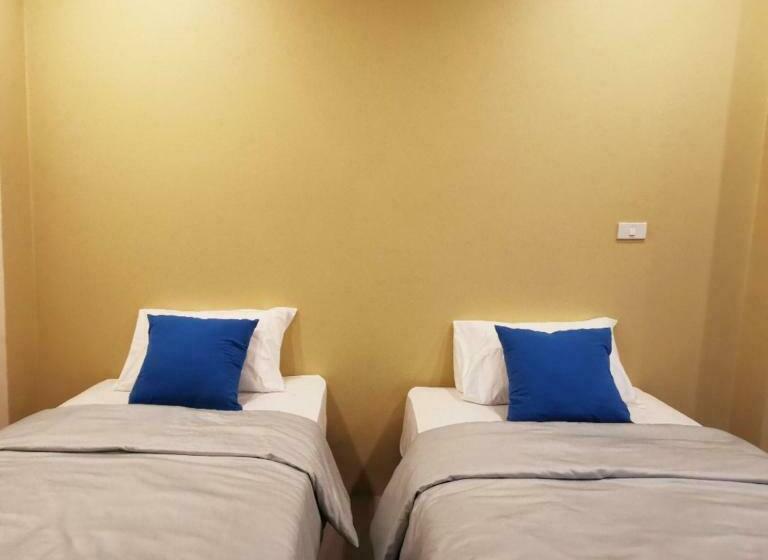 هتل The Middle Town Sha