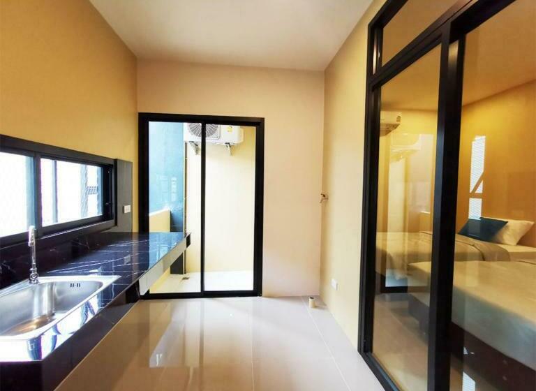 هتل The Middle Town Sha