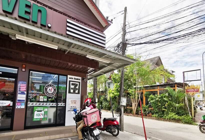 هتل The Middle Town Sha