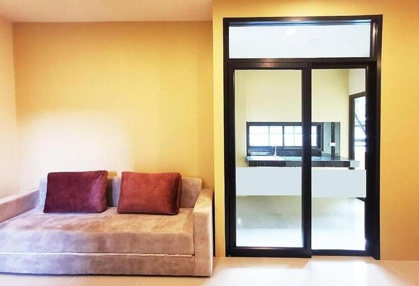 هتل The Middle Town Sha