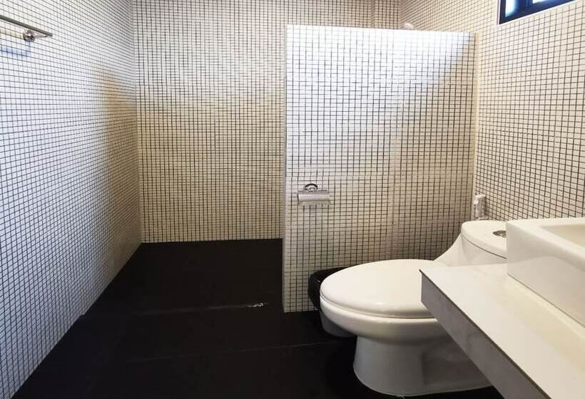 هتل The Middle Town Sha