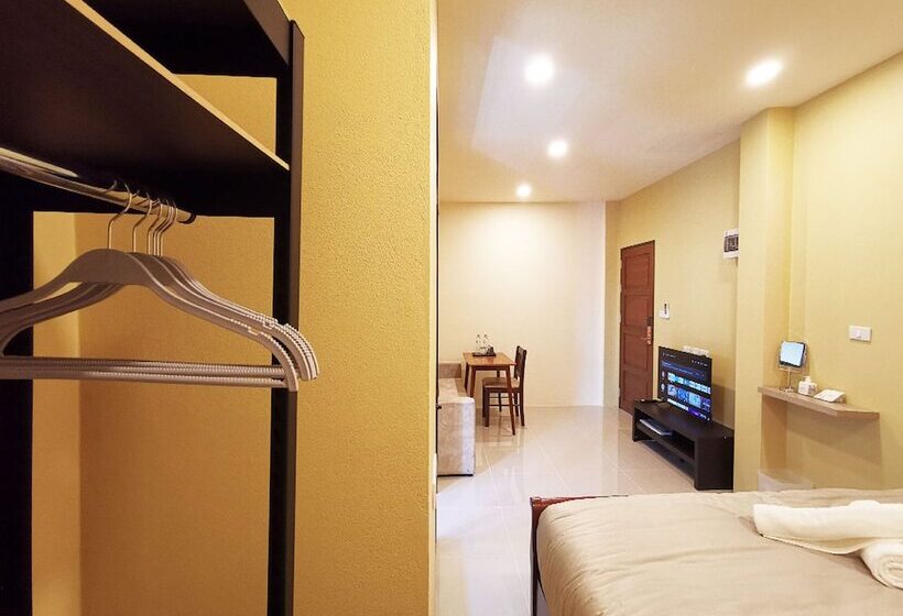 هتل The Middle Town Sha