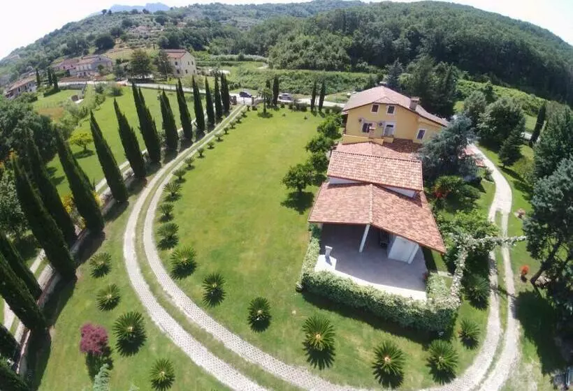 Aamiaismajoitus (B&B) Villa Lucilla