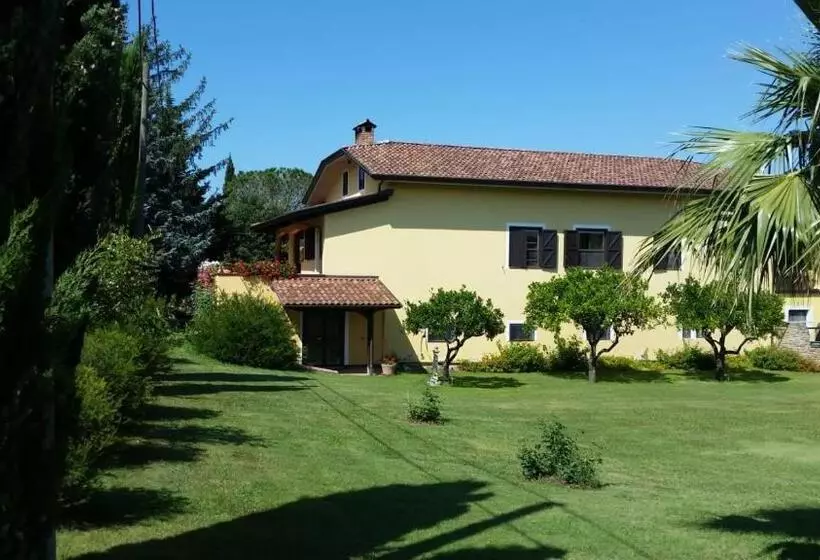 Aamiaismajoitus (B&B) Villa Lucilla