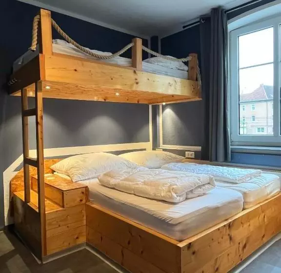 Blue Doors Hostel Ktv