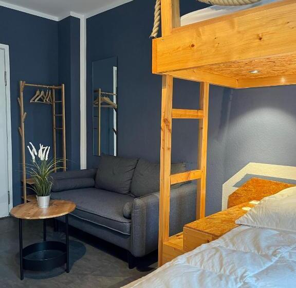 Blue Doors Hostel Ktv