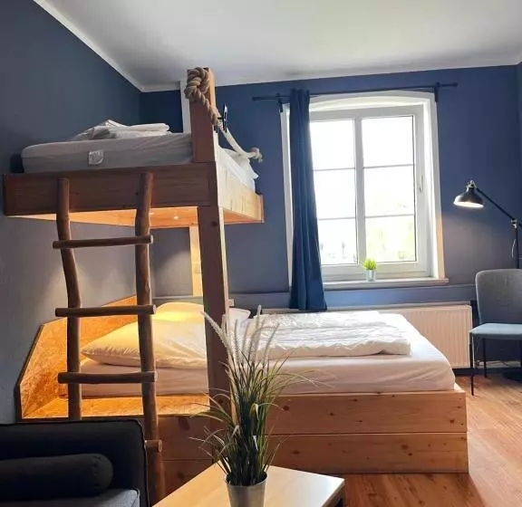 Blue Doors Hostel Ktv