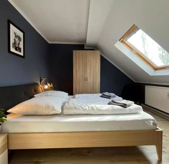 Blue Doors Hostel Ktv