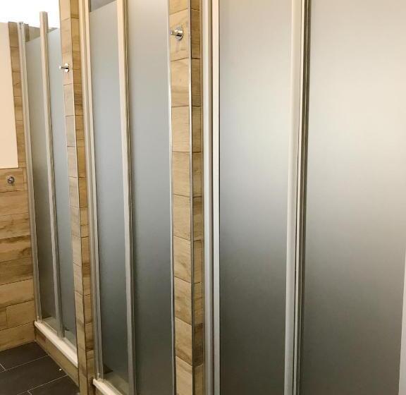 Blue Doors Hostel Ktv