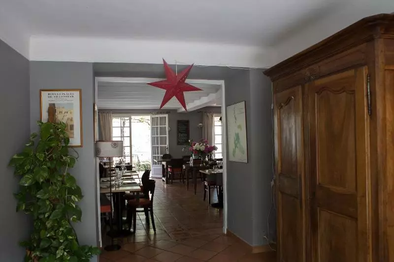 هتل Les Jardins De La Livrée