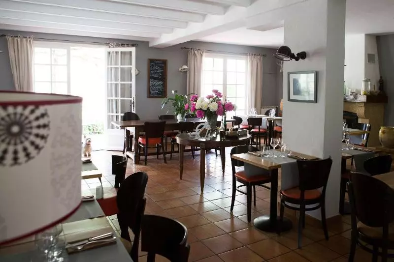 هتل Les Jardins De La Livrée