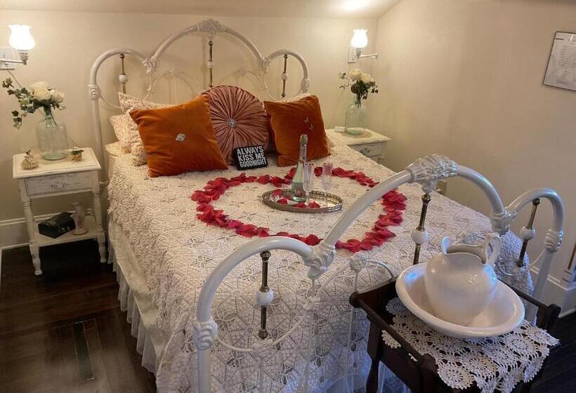 تختخواب و صبحانه The Abriendo Inn