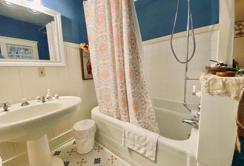 تختخواب و صبحانه The Abriendo Inn